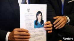8일 태국 방콕의 선거위원회 사무소에서 프리차퐁 퐁파닛 타이 락사 차트당 대표가 우본랏타나 공주의 총선 입후보 서류를 들고 있다. 