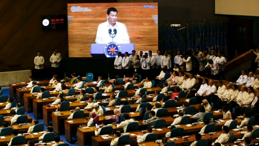 Presiden Rodrigo Duterte memberikan pidato di depan parlemen Filipina di Manila, Senin (23/7).