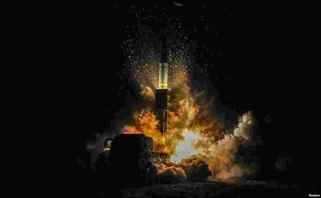 북한이 평안남도 평성 일대에서 미사일을 발사한 29일 새벽 한국 동해안에서 실시된 육해공 미사일 합동정밀타격훈련에서 지대지미사일&nbsp;현무-2 탄도미사일을 발사하고 있다.