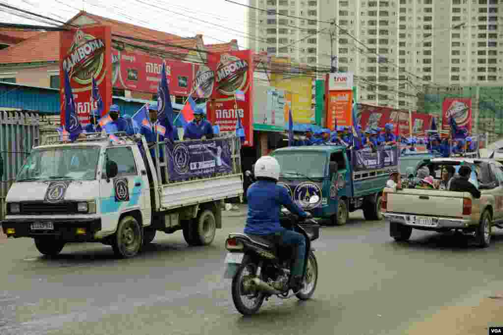 អ្នក​គាំទ្រ​គណបក្ស​ខ្មែរ​រួប​រួម​ជាតិ​ចាប់​ផ្តើម​ចេញ​ដំណើរ​ដង្ហែ​ក្បួន​ឃោសនា​នយោបាយ​ នៅ​រាជធានី​ភ្នំពេញ​ ថ្ងៃ​សៅរ៍​ ទី​០៧​ ខែ​កក្កដា​ ឆ្នាំ​២០១៨។​ (ទី អូលីស្សា/ ​VOA)