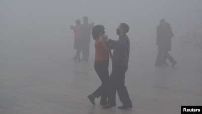 Người dân Trung Quốc khiêu vũ trong màn bụi.