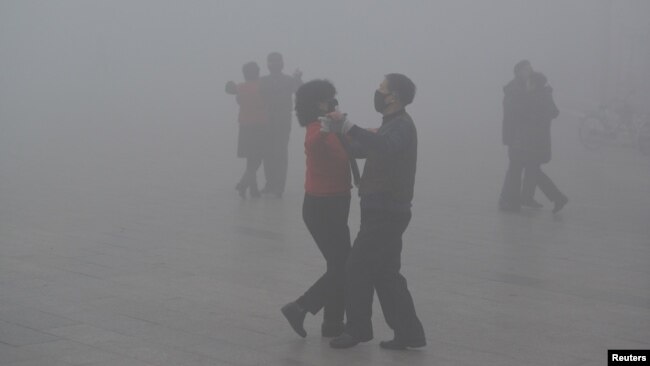 Người dân Trung Quốc khiêu vũ trong màn bụi.