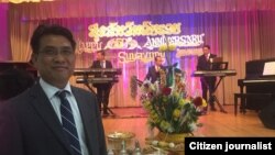 ທ່ານ ສີຈັນ ຄຳພາວົງ ຖ່າຍຮູບຢູ່ງານແຫ່ງນຶ່ງ.