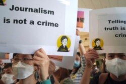 支持新聞自由的香港人在當地一家法院外抗議香港壓制新聞自由