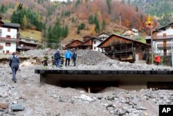 The governor of the Veneto region, Luca Zaia, 2nd from right, checks the devastation left behind after a week of bad weather in the Veneto region, northeastern Italy, Sunday, Nov. 4, 2018. Foto: Vigili del Fuoco, via AP.