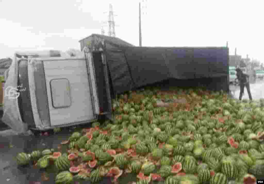 عکسی از یک کامیون هندوانه که چپ کرد. بهرام به شوخی نوشت، شب یلدا با این وضع تعطیل می شود. عکس: (ارسالی شما) 