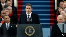 El poeta Richard Blanco recita durante la segunda juramentación del presidente Barack Obama.