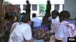 Women wait outside the packed, stuffy maternity ward of Juba's hospital, South Sudan. (H. McNeish / VOA)