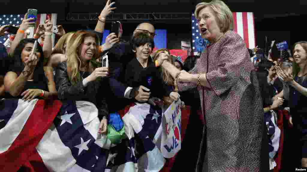 Candidate pour l&#39;investiture démocrate pour la présidentielle de novembre 2016, Hillary Clinton salue ses partisans à son arrivée à New York, Manhattan, 19 avril 2016.