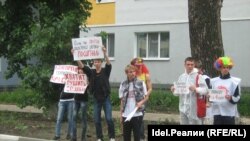 Пикет проправительственных активистов из движения "Наши" против Свидетелей Иеговы. Белград, 27 января 2019