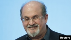 Penulis Salman Rushdie pada acara di John F. Kennedy Presidential Library and Museum di Boston. (Reuters/Jessica Rinaldi)