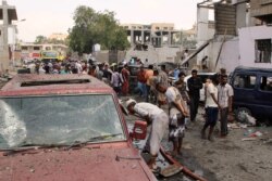 Orang-orang memeriksa kerusakan setelah sebuah bom mobil meledak di dapur militer di Aden, Yaman, 13 Maret 2018. (Foto: REUTERS/Fawaz Salman)