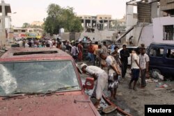 Orang-orang memeriksa kerusakan setelah sebuah bom mobil meledak di dapur militer di Aden, Yaman, 13 Maret 2018. (Foto: REUTERS/Fawaz Salman)
