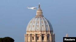 Un hélicoptère emmène Benoît XVI à Castel Gandolfo, le 28 fév. 2013