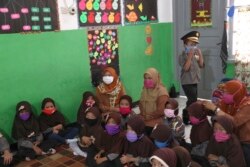 Siswa Taman Kanak-kanak (TK) mengenakan masker di dalam kelas di tengah pandemi COVID-19 di Jakarta, 5 Maret 2020.