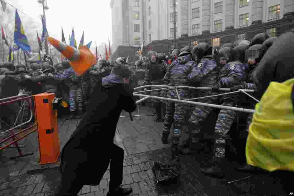 Opposition protesters clash with riot police in front of the Ukrainian Cabinet of Ministers in Kyiv, Nov. 25, 2013.
