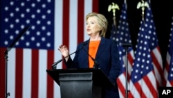 Hillary Clinton memberikan pidato soal kebijakan luar negeri dan keamanan nasional di San Diego, California, Kamis (2/6).