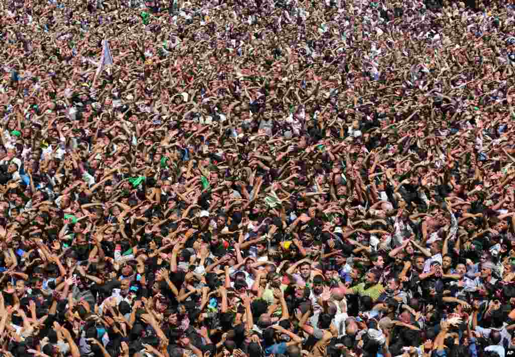 Shi&#39;ite pilgrims beat themselves as a sign of grief at the holy shrine of the Imam Moussa al-Kadhim during the annual commemoration of the saint&#39;s death at Kazimiyah district of Baghdad, Iraq.