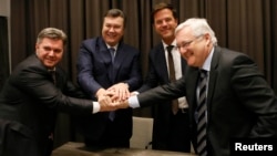 Ukraine's Fuel Minister Stavitsky, Ukraine's President Yanukovich, Netherlands' Prime Minister Rutte and Voser CEO of Royal Dutch Shell shake hands after exchanging a signed agreement at WEF in Davos, January 24, 2013. 