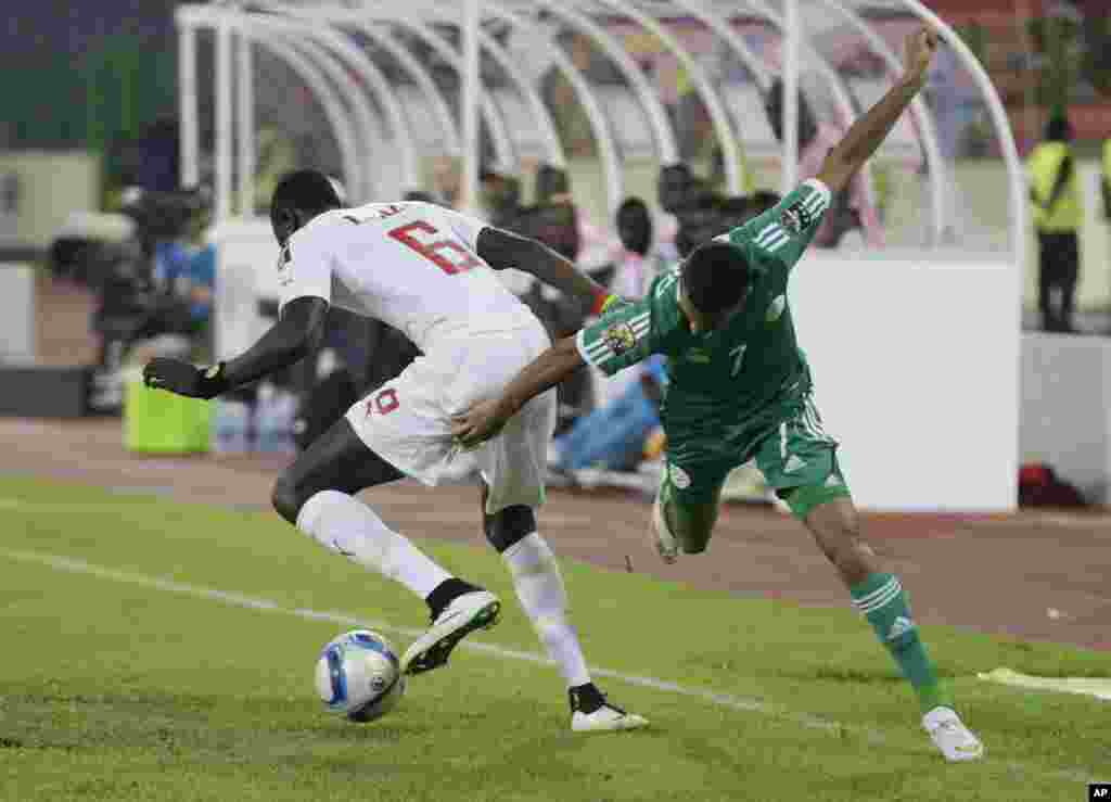 Pour son équipe nationale, Riyad Mahrez joue contre le Sénégal lors d&#39;un match de sélection de la CAN 2017 à Malabo, en Guinée Equatoriale, le 27 janvier 2015.