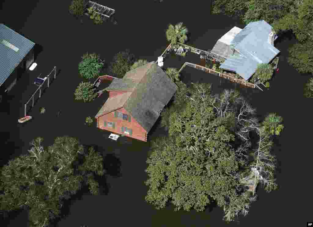 허리케인 매튜 피해 지역인 미국 사우스캐롤라이나주 니콜스에서 집들이 폭우로 불어난 물에 잠겨있다.