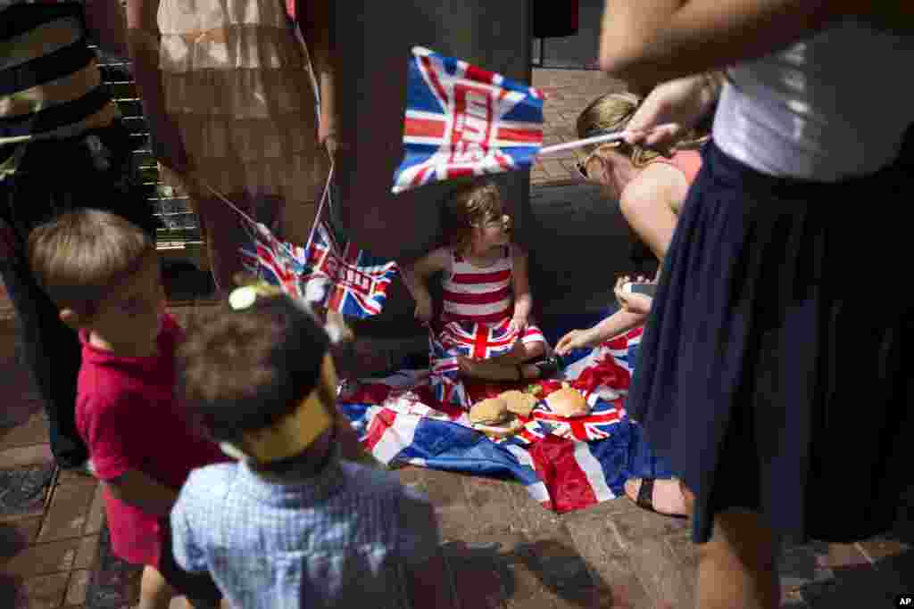 An impromptu picnic as supporters await the departure of Britain's Prince William, Kate, Duchess of Cambridge and the Prince of Cambridge, outside the entrance of the Lindo Wing at St. Mary's Hospital in London, July 23, 2013.