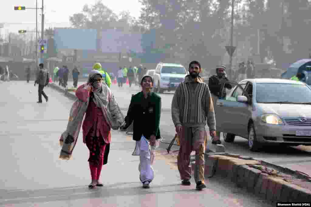 Pasukan keamanan menyelematkan banyak pelajar dan pegawai sekolah, Peshawar, Pakistan (VOA).