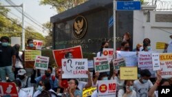 Aksi protes di depan Kedutaan Besar RI di Yangon, Myanmar, 24 Februari 2021. 