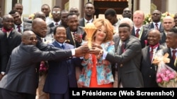 Le président Paul Biya, sa femme et les joueurs de l'équipe du Cameroun à Yaoundé, au Cameroun, le 8 février 2017