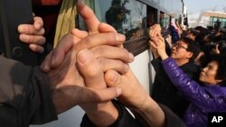 Južnokorejci pozdravljaju svoje rođake iz Severne Koreje nakon sastanka razdvojenih porodica