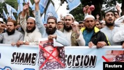 Supporters of Muslim Student Organization (MSO) chant slogans during a protest after the Supreme Court overturned the conviction of a Christian woman sentenced to death for blasphemy against Islam, in Islamabad, Pakistan, Nov. 2, 2018. 