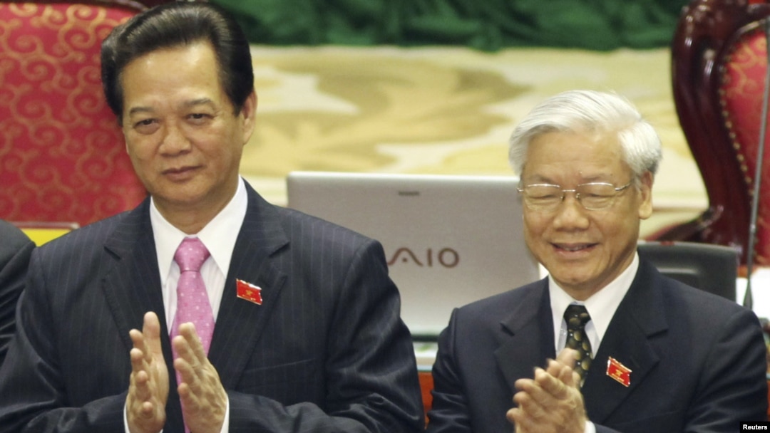 Ông Nguyễn Phú Trọng (phải) và Nguyễn Tấn Dũng tại kỳ họp Quốc Hội tháng Bảy, 2011. Hình minh họa.