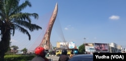 Suasana lalu lintas aktivitas warga di salah satu sudut kota Solo, Rabu (22/5). (Foto: VOA/Yudha)