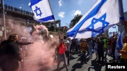 Des manifestants lors de la "Journée de la résistance" à Tel Aviv, Israël, le 9 mars 2023.