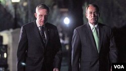 El líder de la mayoría en el Senado, el demócrata Harry Reid y el presidente del Congreso, el republicano, John Boehner, abandonan la Casa Blanca en la noche del miércoles.