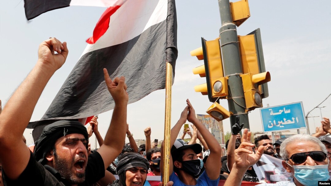 Aksi unjuk rasa Irak memprotes tewasnya dua orang demonstran antipemerintah di Lapangan Tahrir, Baghdad, Irak, 27 Juli 2020. 