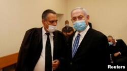 El primer ministro de Israel, Benjamin Netanyahu, usa mascarilla en la Corte de Distrito de Jerusalén donde se inició su juicio por corrupción, el domingo 24 de mayo de 2020.