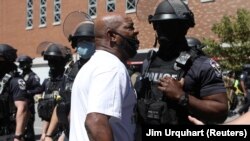 Un militant de Black Lives Matter crie aux forces de l'ordre lors d'une manifestation contre l'assassinat de Breonna Taylor à Louisville, Kentucky, États-Unis, le 5 septembre 2020. (Photo: Jim Urquhart /Reuters)