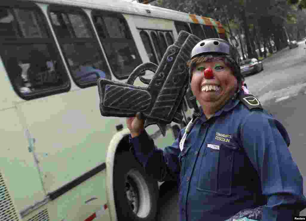 رنگا رنگ ملبوسات کے ساتھ چہروں پر مزاحیہ نقش و نگار بنا کر یہ لوگ گودالوپ دیوی کو خراج عقیدت پیش کرنے جا رہے ہیں۔