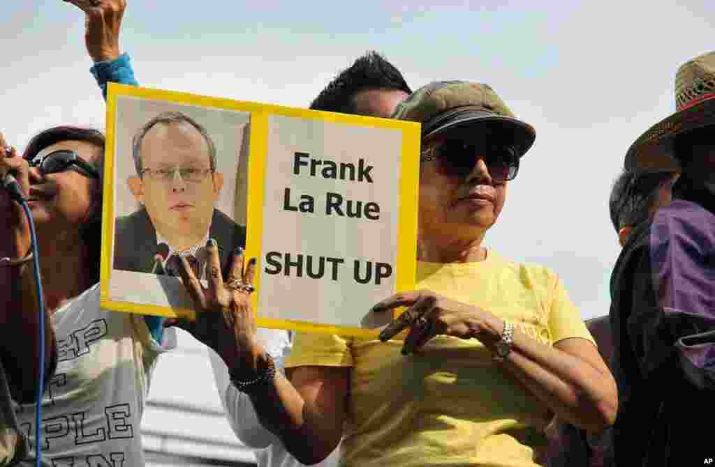 Royalist Protester in Bangkok Holds Sign Telling United Nations Rapporteur on Freedom of Opinion to Shut Up, US Embassy, December 16, 2011, (VOA - D. Schearf)