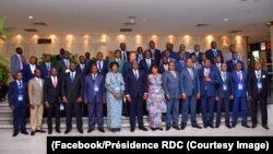 Président Félix Tshisekedi kati ya bakambi ya bituka na bofungolami ya likindo moko na Kempinski Hotel Fleuve Congo, Kinshasa, le 13 mai 2019. (Facebook/Présidence RDC)