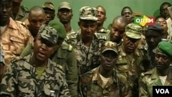 Para tentara Mali yang memberontak mengumumkan penggulingan Presiden Amadou Toumani Toure di sebuah stasiun TV di Bamako (22/3).