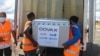 Petugas mengangkat kotak berisi vaksin COVID-19 dari program COVAX untuk negara-negara miskin yang baru tiba di bandara Ivato, Antananarivo, Madagascar (foto: dok). 