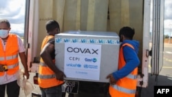 Petugas mengangkat kotak berisi vaksin COVID-19 dari program COVAX untuk negara-negara miskin yang baru tiba di bandara Ivato, Antananarivo, Madagascar (foto: dok). 