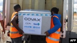 Vaksin COVID-19 produksi AstraZeneca yang disalurkan melalui program Covax tiba di bandara Ivato, Antananarivo, Madagascar (8/5).