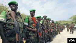 Pasukan perdamaian Uni Afrika di Somalia (AMISOM) melakukan patroli di salah satu kawasan di Mogadishu (Juli 2011).