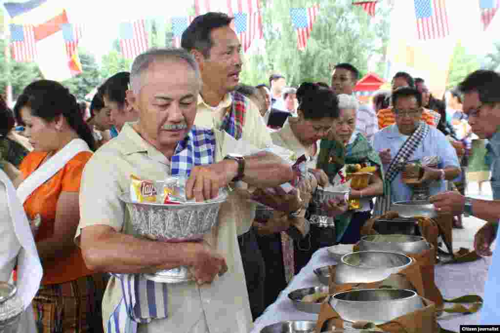 ທ່ານ ສີລັກປະເສີດ ປະຖັມມະວົງ ກໍາລັງຕັກບາດ ເດີນທາງມາຈາກ ລັດ Connecticut