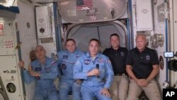 Dua astronaut NASA Bob Behnken dan Doug Hurley (kanan) bergabung dengan 3 astronaut lainnya di Stasiun Antariksa Internasional, Minggu (31/5). 