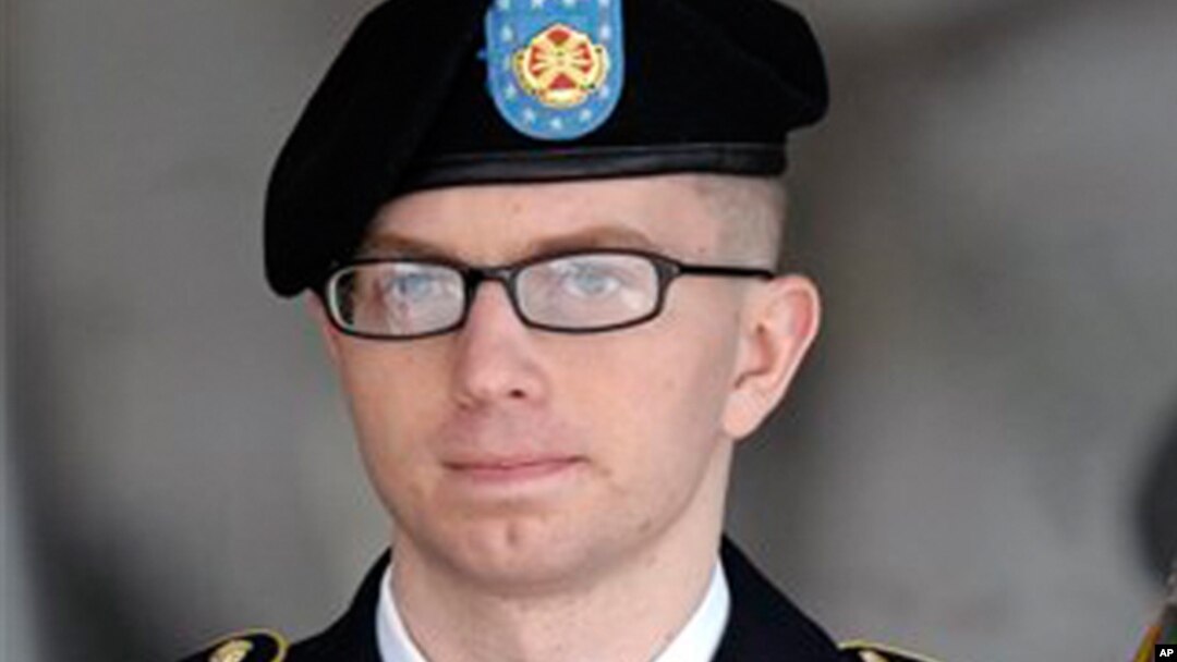 Bradley Manning, perwira intelijen yang dituduh membocorkan rahasia militer ke Wikileak, meninggalkan pengadilan di Fort Meade, Maryland (Foto: dok).