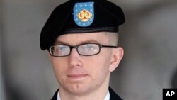 Bradley Manning, prajurit AS yang dituduh membocorkan rahasia militer ke WikiLeaks, meninggalkan pengadilan di Fort Meade, Maryland (foto: dok).